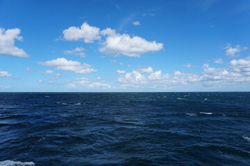 Obraz premium Himmel und Meer auf der Ostsee, bei starkem Wind