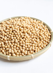 笊に入った乾燥大豆