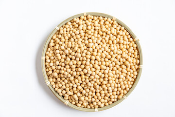 笊に入った乾燥大豆　上から横位置