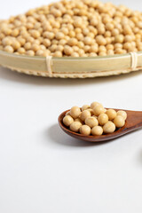 乾燥大豆　笊とスプーン