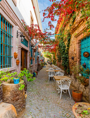 Obrazy  Kolorowy widok ulicy historycznej w mieście Ayvalik.