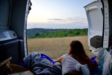 Coffre van camping sauvage - femme 