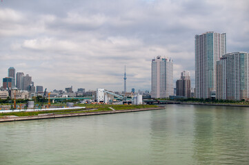 曇り空の河とビルとスカイツリー