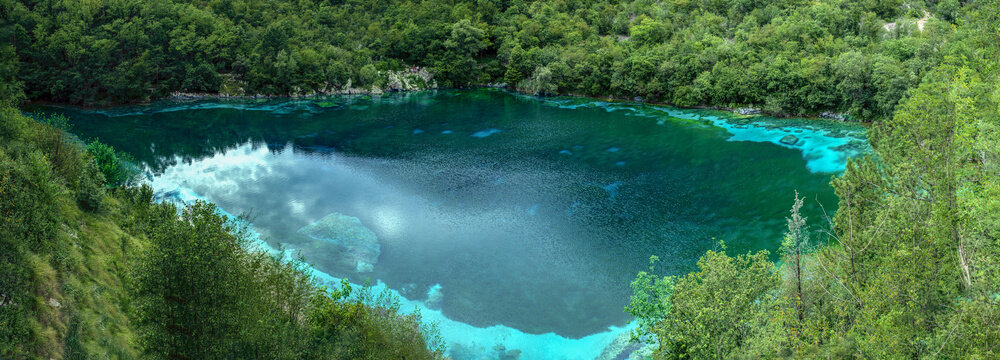 Lago di Cornino a Forgaria nel Friuli di Udine, laghetto dai colori scintillanti e bellissimi
