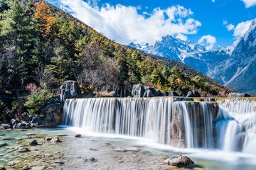 Fototapeta premium Scenery of Blue Moon Valley Waterfall in Yulong Snow Mountain, Lijiang, Yunnan, China
