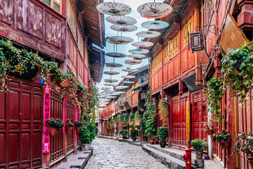 Early morning streets and oil-paper umbrellas in Dayan Old Town, Lijiang, Yunnan, China - obrazy, fototapety, plakaty