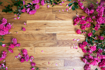 Fototapeta premium pink roses on brawn wooden background, view from above