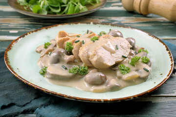 piatto di carne con pollo  funghi e crema di formaggio