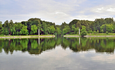 Fototapeta na wymiar pond water in the park in cloudy weather