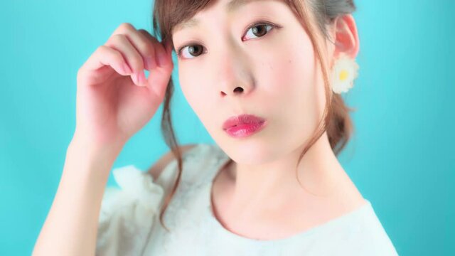 鏡を見る女性