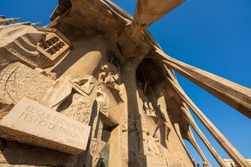 Naklejka premium BARCELONA, CATALONIA, SPAIN - JULY 18, 2020: Passion facade of the temple designed by Gaudí. La Sagrada Familia, during the Covid-19 pandemic visited only by citizens of the city of Barcelona.