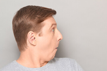 Obraz premium Portrait of funny surprised man, looking at something extraordinary