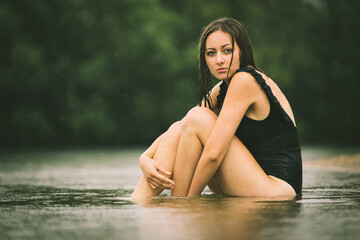 Junge Frau im Monokini genießt eine Abkühlung im Badesee