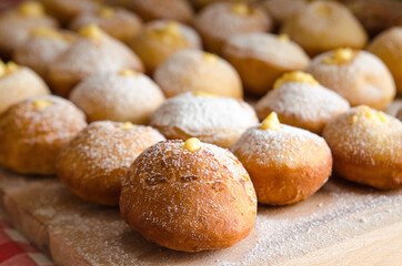 Krapfen, bomboloni alla crema pasticcera