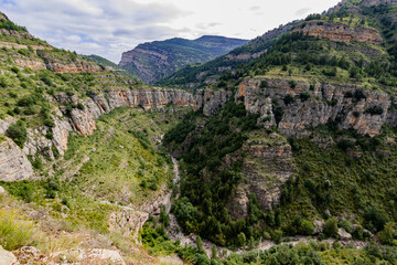 Fototapeta premium Paseo por el pueblo de Trevijano, Rioja y el cañon del rió de Leza