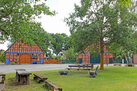 Dorfplatz im Rundlingsdorf K&ouml;hlen (Niedersachsen)