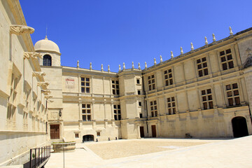 Cour du château de Grignan