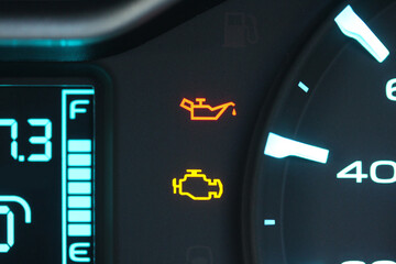 Vehicle gauge cluster with oil and engine lamps