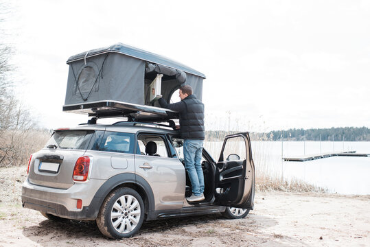 man setting up a roof top tent for an office to social distance