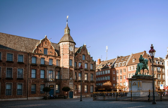 D&uuml;sseldorfer Rathaus mit Marktplatz und Reiterstandbild des K&uuml;rf&uuml;rsten Jan Wellem