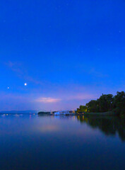 Nachthimmel am See, Bayern, Deutschland