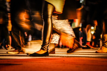 渋谷スクランブル交差点を歩く人々の足