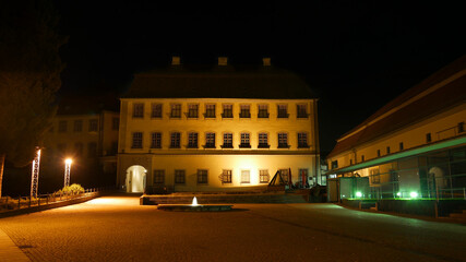 Laupheim, Deutschland: Blick aufs Schloss Großlaupheim bei Nacht