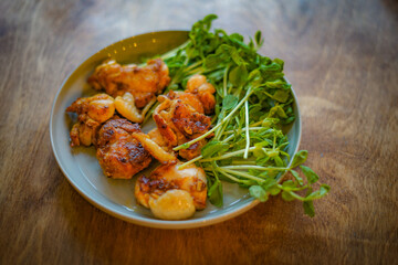 鶏肉と豆苗の一皿料理
