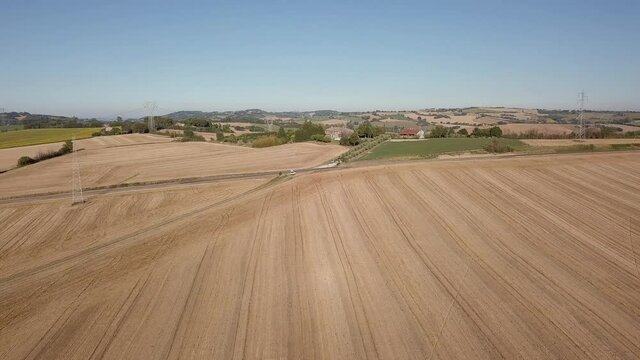 vista aerea di un campo di grano in Italia