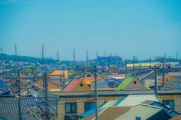 多摩地域の住宅街と青空