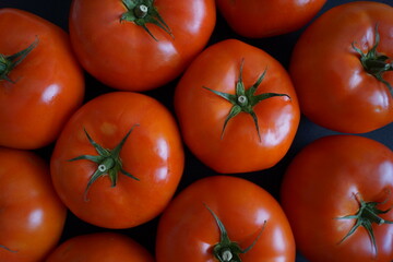 Tomates rojos grandes y sabrosos