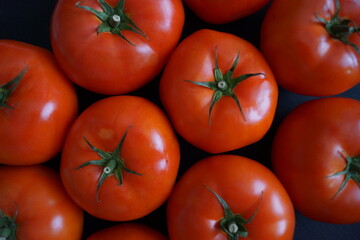 Tomates rojos grandes y sabrosos