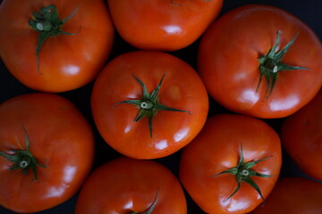 Tomates rojos grandes y sabrosos