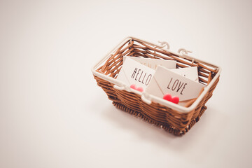 バスケットに入れられたラブレターのイメージ