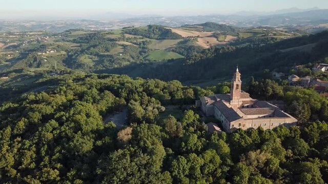 vista aerea dal drone del santuario del Beato Sante a Mombaroccio, pesaro, Marche, Italia