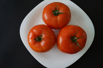 Tomates rojos sobre fondo negro