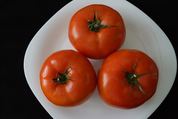 Tomates rojos sobre fondo negro