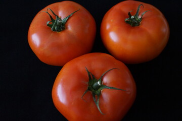Tomates rojos sobre fondo negro