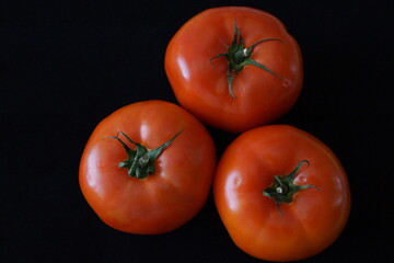 Tomates rojos sobre fondo negro