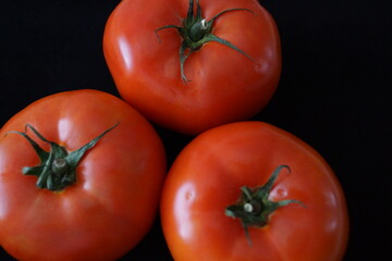 Tomates rojos sobre fondo negro