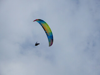 Parapente volant dans la vallée de Chamonix.