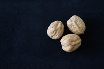Nueces sobre fondo negro