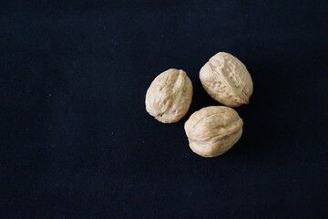 Nueces sobre fondo negro