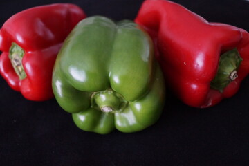 Pimiento rojo y verde sobre fondo negro