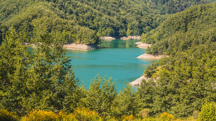 Panorama przedstawia jezioro Ridracoli położone w Parku Przyrodniczo-Krajobrazowym w środkowych...