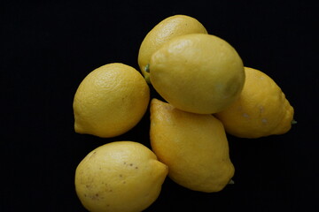 limones enteros sobre fondo negro