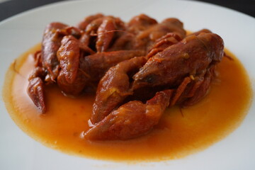 Cangrejos de río en salsa de tomate, con cebolla y pimiento rojo y verde