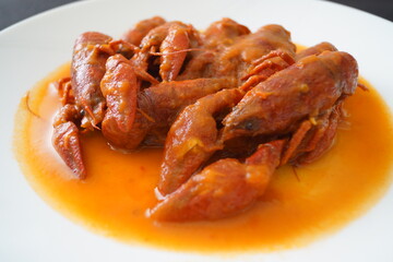 Cangrejos de río en salsa de tomate, con cebolla y pimiento rojo y verde