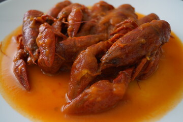 Cangrejos de río en salsa de tomate, con cebolla y pimiento rojo y verde