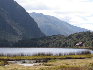 Lagoa nas montanhas 